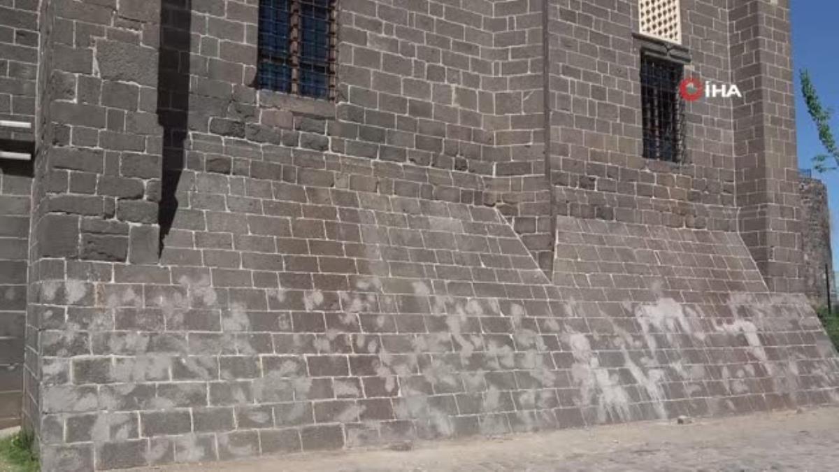 Diyarbakır da tarihi caminin dokusuna zarar verildi