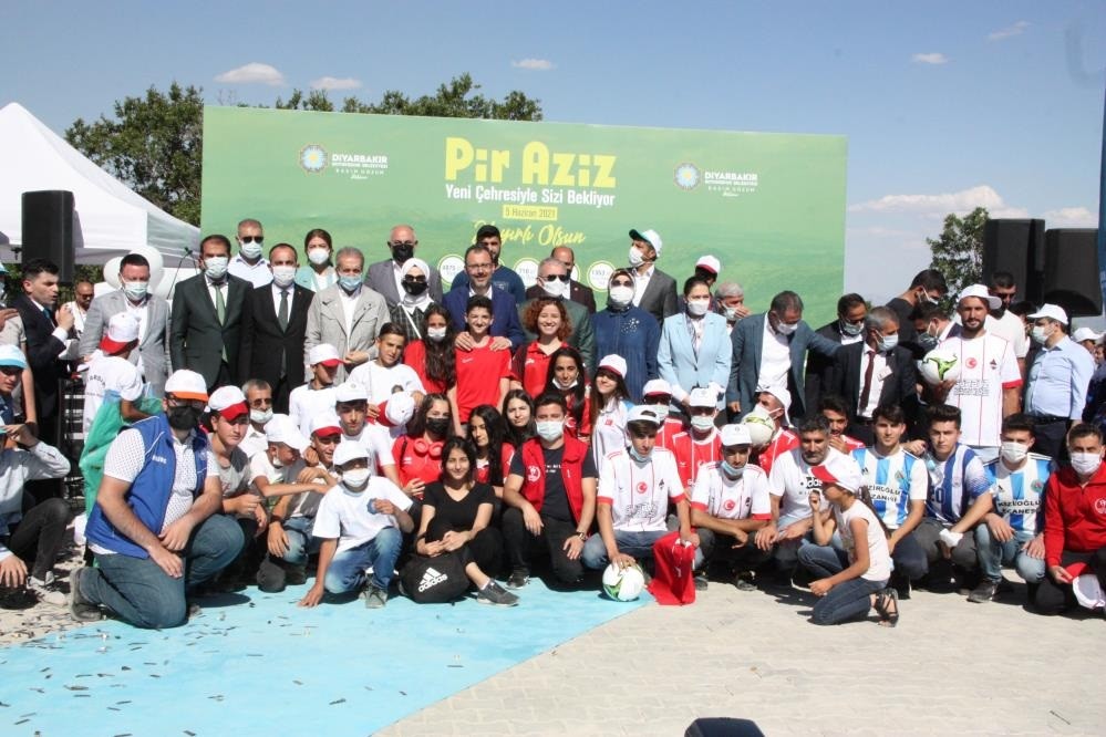 Pir Aziz Parkı, yamaç paraşütü ve uçurtma festivaliyle açıldı
