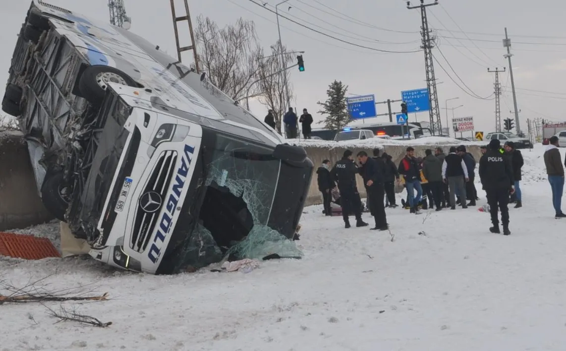 Patnos’ta Yolcu Otobüsü İstinat Duvarından Devrildi: 16 Yaralı