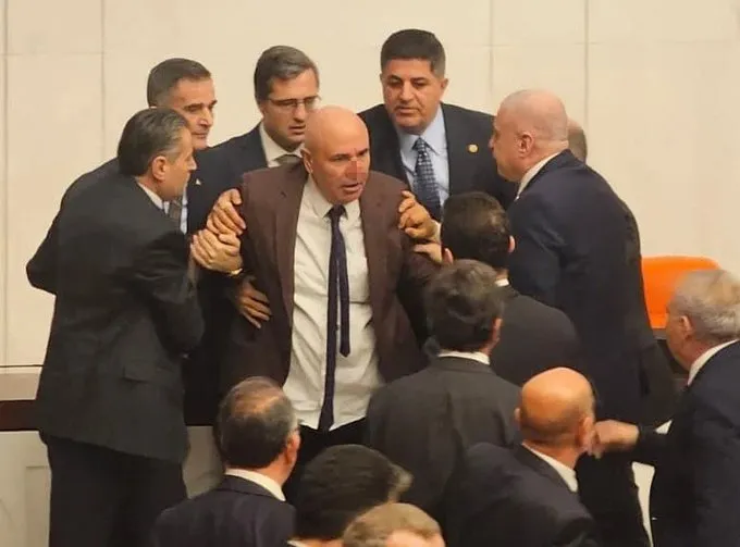 TBMM’de Yumruklu Atama Töreni: Yeni Bakanlar Arbede Altında Yemin Etti