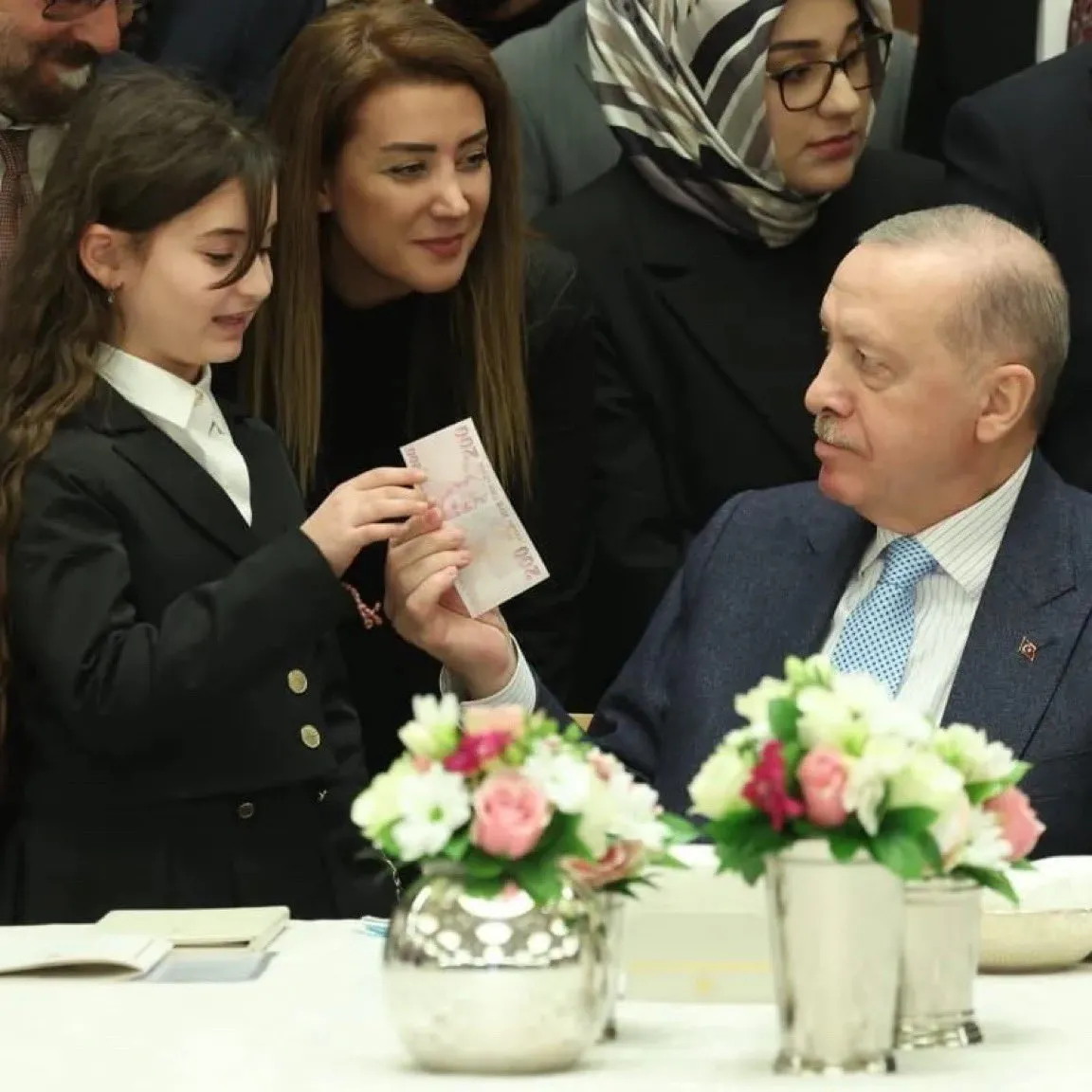 Cumhurbaşkanı Erdoğan, Dünya Birincisi Lina’ya 200 TL harçlık verdi