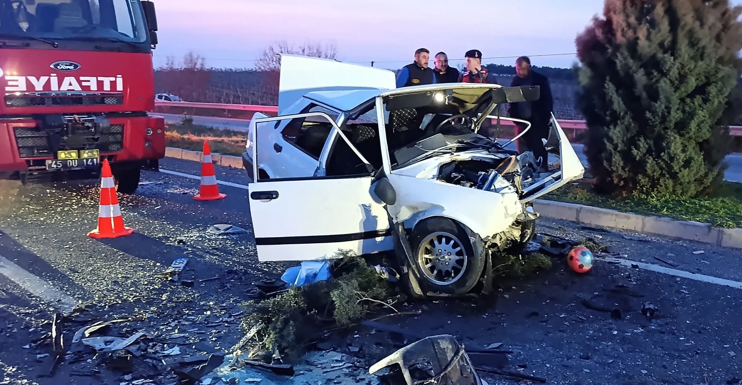 Manisa’da Katliam Gibi Kaza: Karşı Şeride Geçen Otomobil Dehşet Saçtı! 2 Ölü, 4’ü Ağır 5 Yaralı