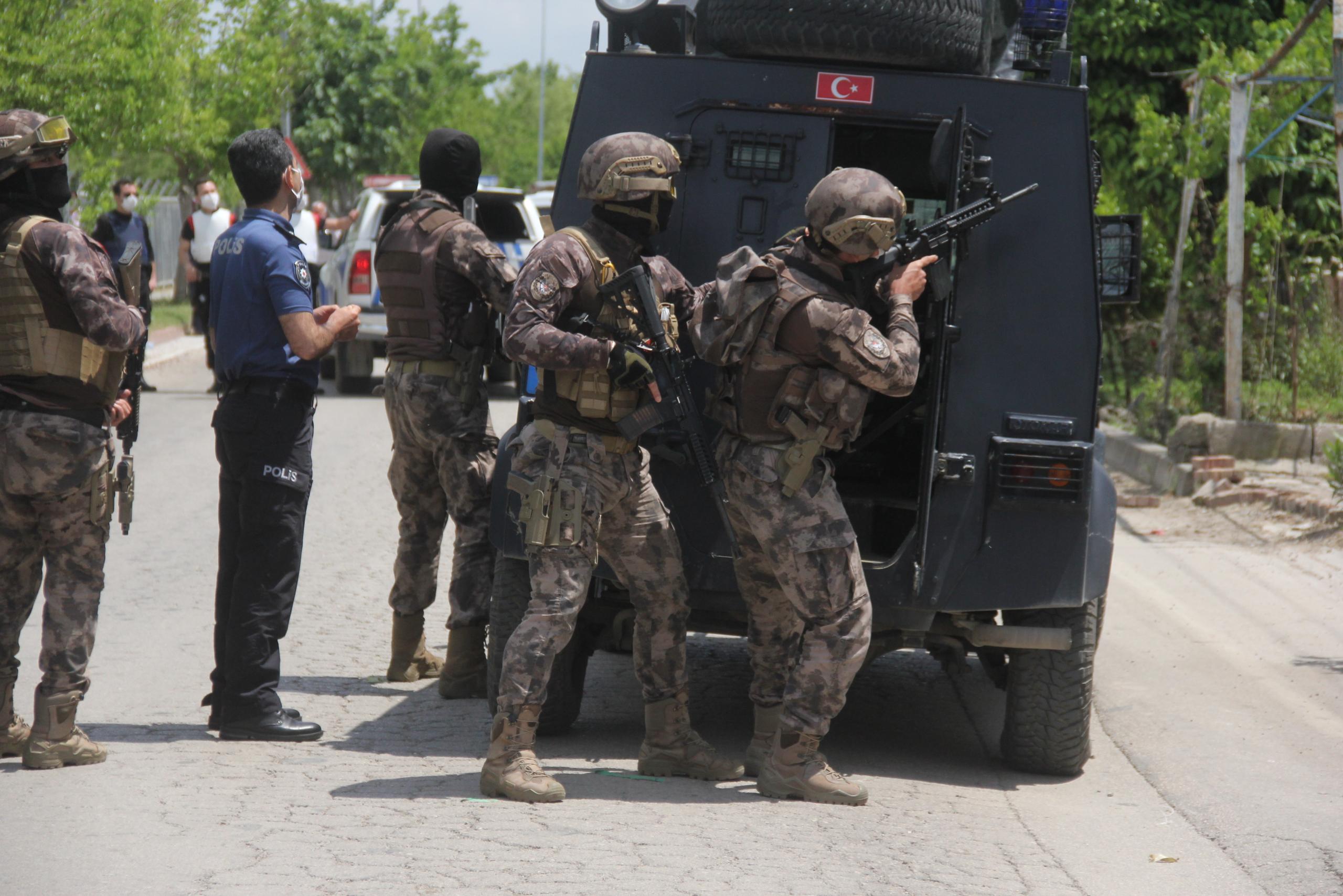 Diyarbakır’da TEM Ekiplerinden 20 Adrese Eş Zamanlı Operasyon: 13 Gözaltı