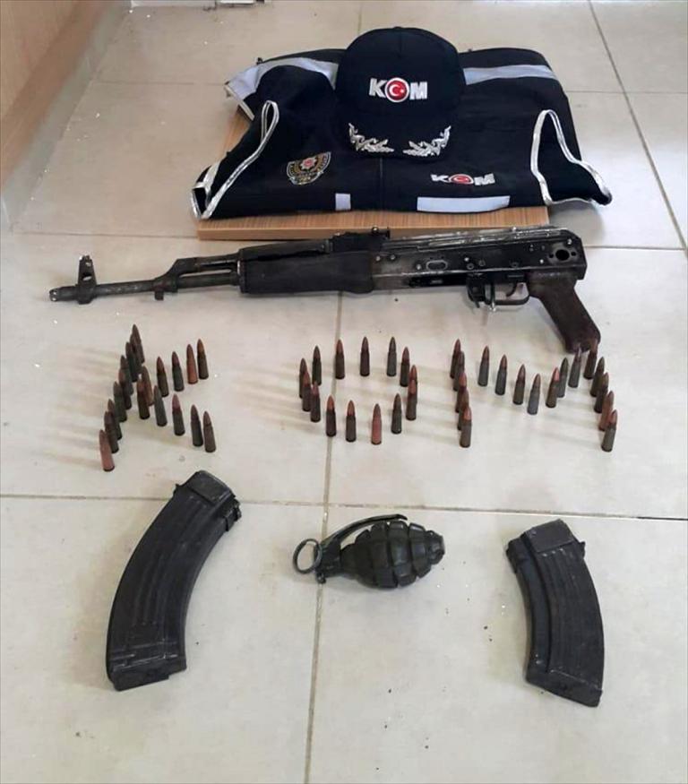 Adana da cezaevindeki tutuklunun evinden kalaşnikof ve el bombası çıktı