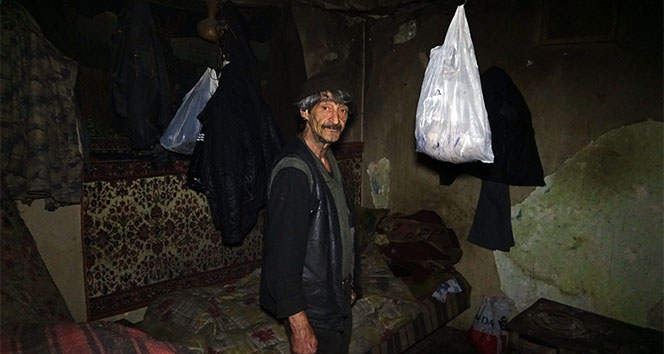 Yalnız yaşayan yaşlı adamın kaldığı virane ev