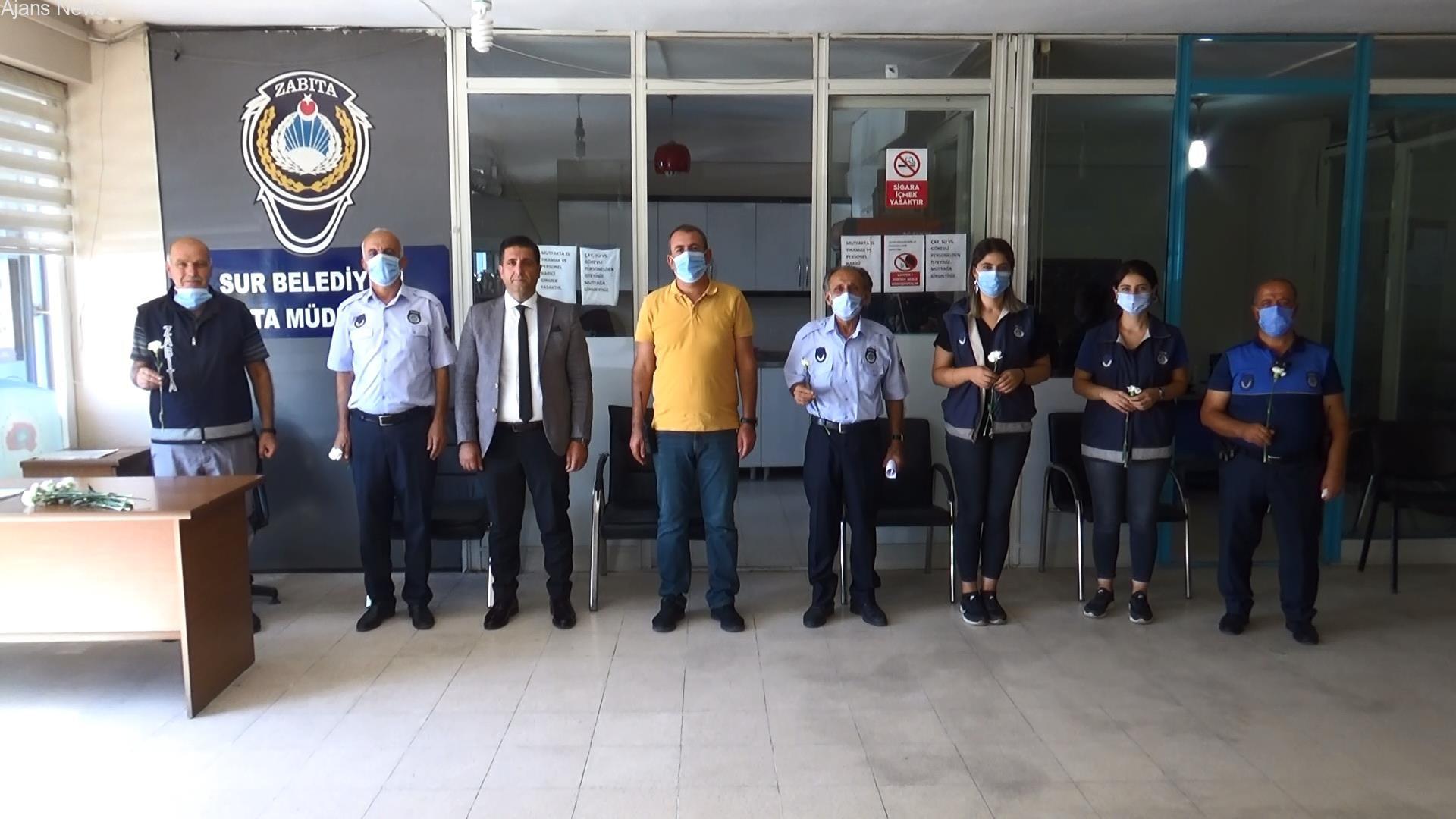 Zabıta Haftası nedeni ile kentteki karanfil dağıttı