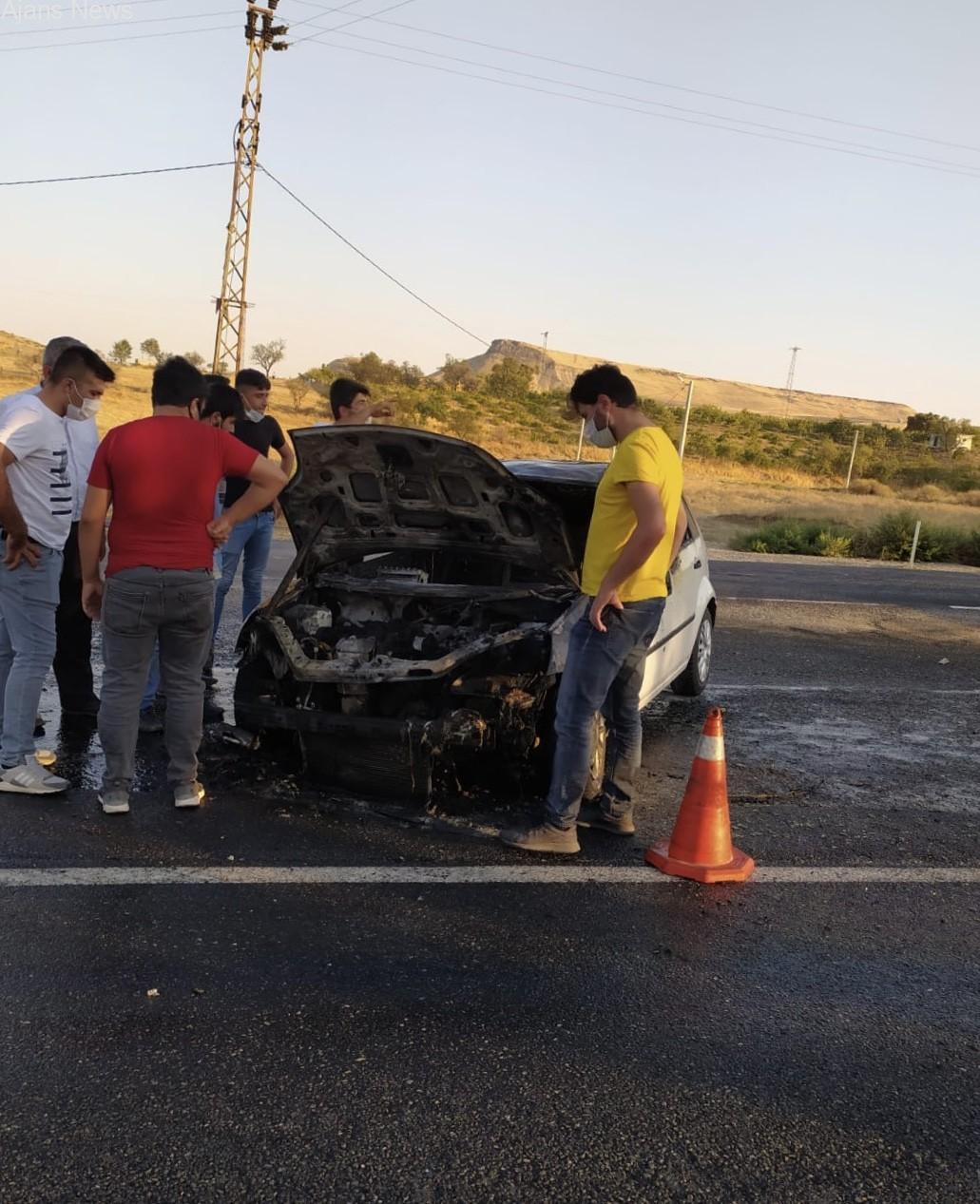 Batman’da seyir halindeki araç aniden alev aldı
