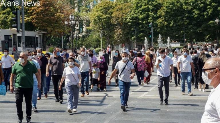 karantinada olması gereken 2 kişi kalabalığın arasında yakalandı