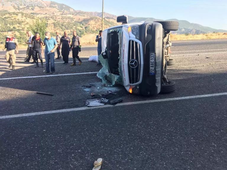 Tarım İşçilerini Taşıyan Minibüs Kaza Yaptı: 11 Yaralı