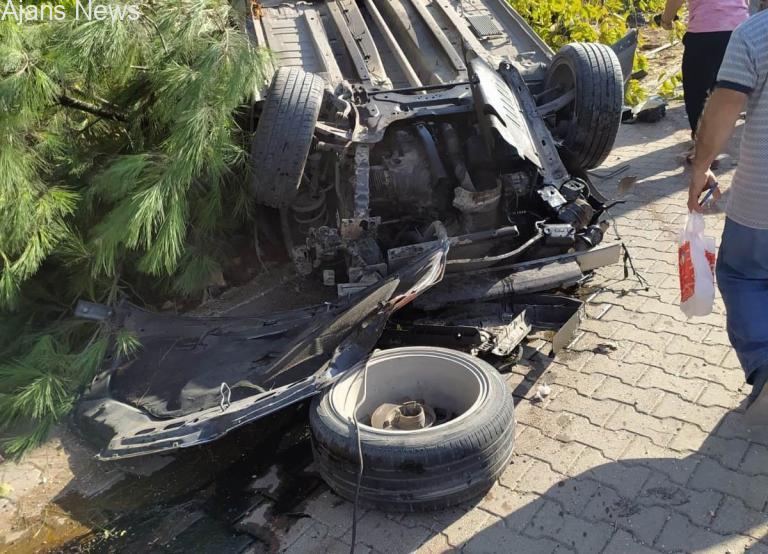 Hurdaya dönen otomobilde sağ kurtuldu