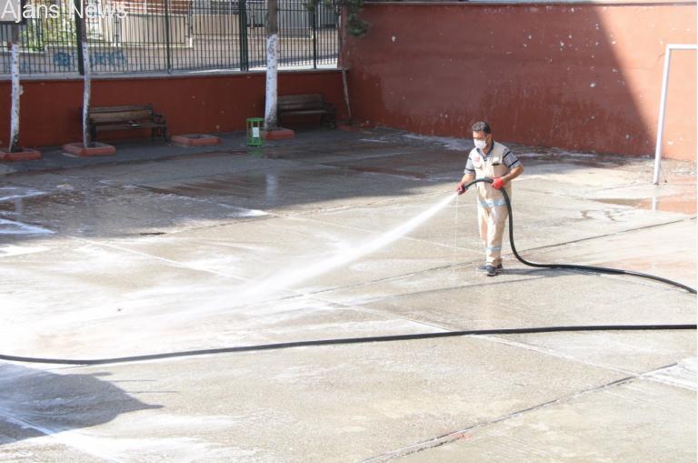 Okul bahçeleri deterjanlı su ile yıkandı