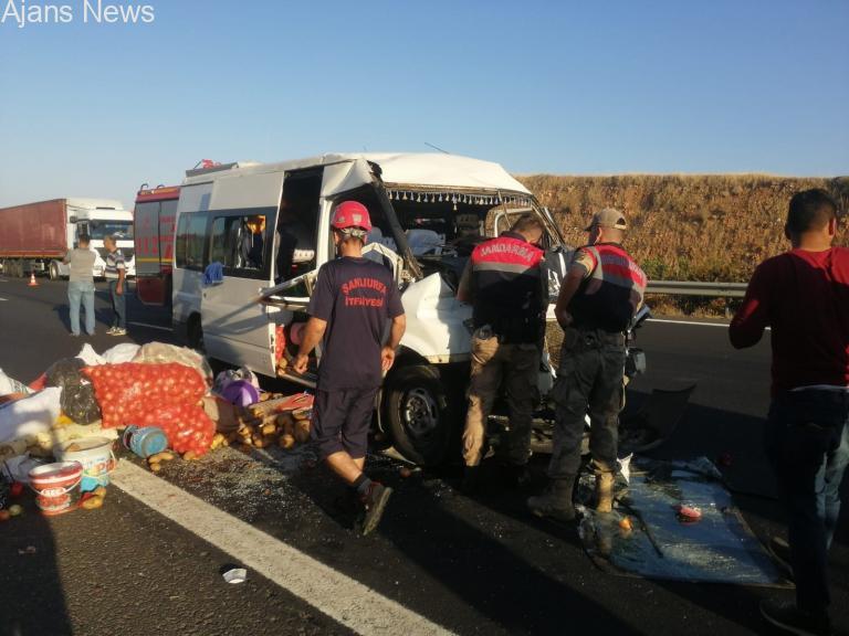 İşçileri taşıyan minibüs kaza yaptı: 11 yaralı
