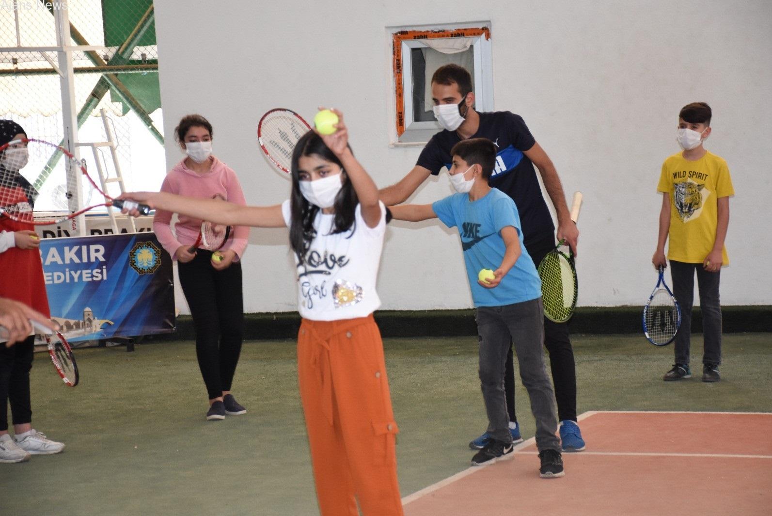 Bilgi Evi öğrencilerine tenis kursu