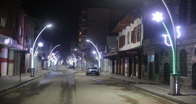CİZRE BELEDİYESİ, CADDELERİ SÜSLEMEYE DEVAM EDİYOR