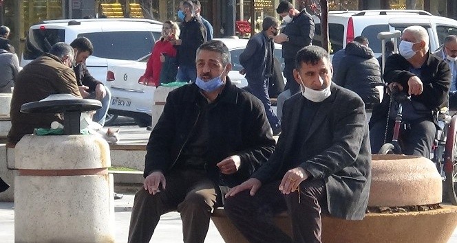 DİYARBAKIR’DA GÜNEŞLİ HAVAYI GÖREN KORONA VİRÜSÜ UNUTTU