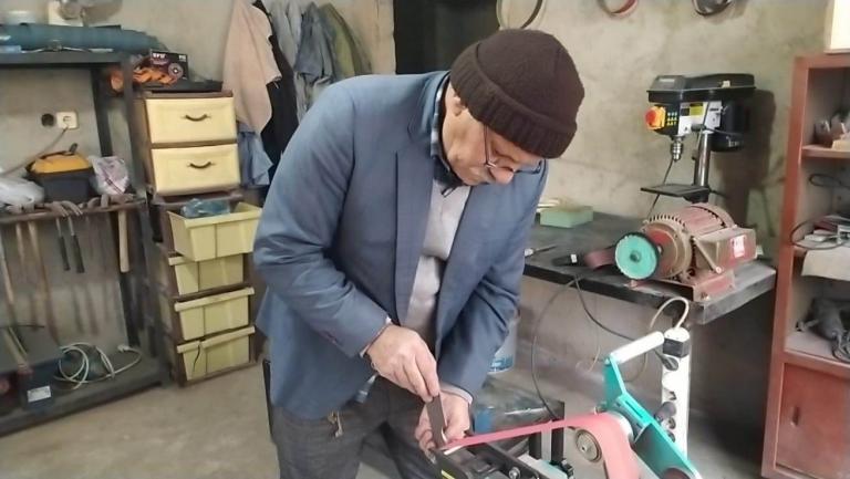 VİRÜS NEDENİYLE EVDEN ÇIKAMAYINCA BIÇAK ATÖLYESİ KURDU