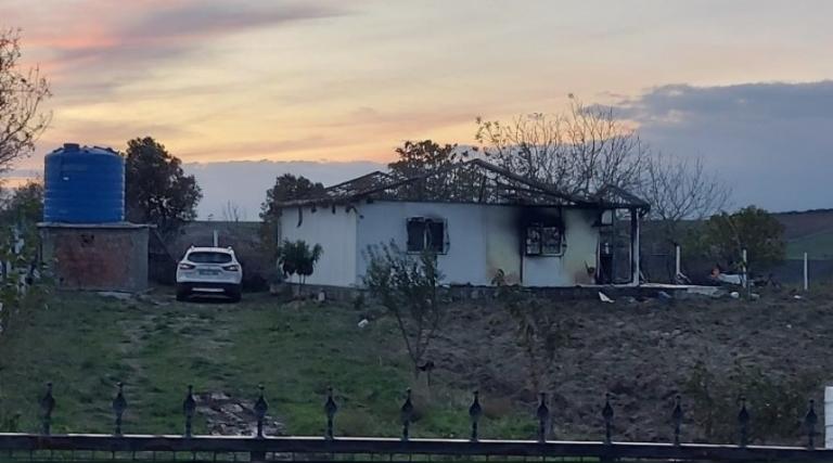 Yangın da iki kardeş hayatını kaybetti