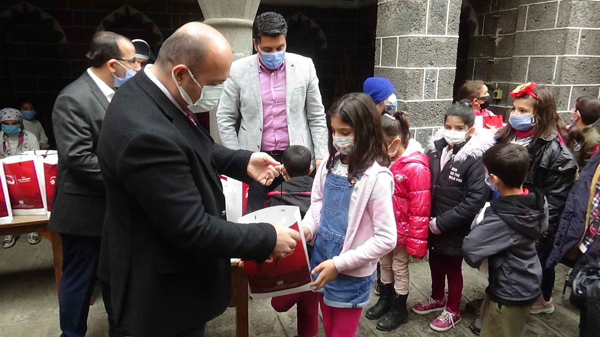 Sur Kaymakamı’ndan çocuklara hijyen paketi hediyesi