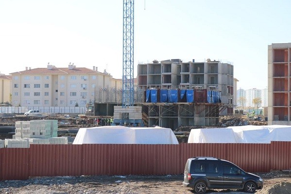 KISITLAMADA ÇALIŞAN İNŞAAT İŞÇİLERİ BETON BLOK ALTINDA KALDI: 2’Sİ AĞIR 3 YARALI