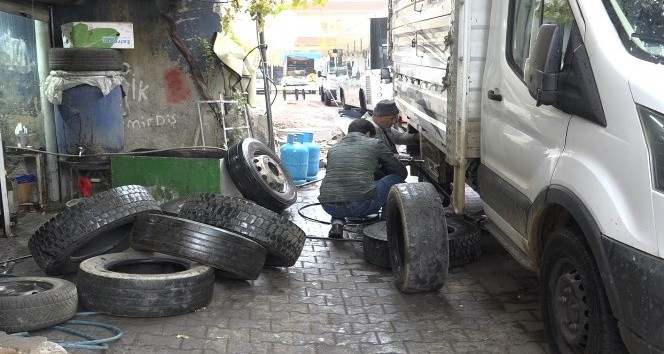 BİNGÖL’DE OTO LASTİKÇİLERİN KIŞ LASTİĞİ YOĞUNLUĞU