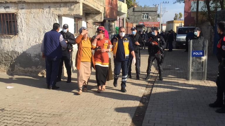DİYARBAKIR’DA KISITLAMA SAATİNDE TAŞLI SOPALI EV BASTILAR: 20 YARALI