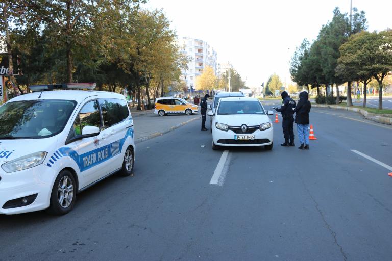 DİYARBAKIR’DA DENETİMLER KISITLAMANIN İKİNCİ GÜNÜNDE DE DEVAM EDİYOR