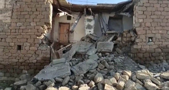 SİİRT’TEKİ DEPREMDE TEK KATLI 2 EVİN FARKLI BÖLÜMLERİ YIKILDI