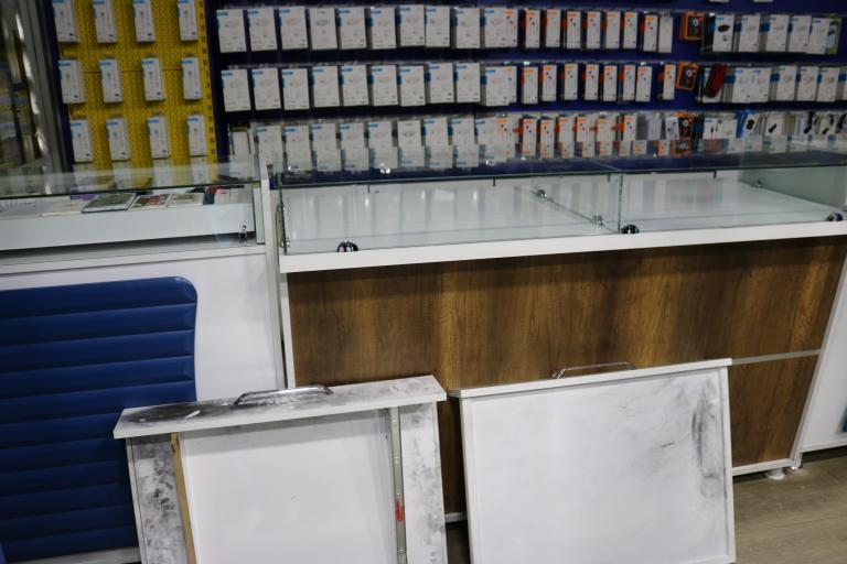 HIRSIZLAR KISITLAMADA DEMİRCİ VE TELEFON DÜKKANINI SOYDULAR