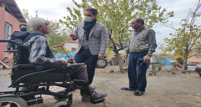 KAYMAKAMDAN ENGELLİ VATANDAŞA TEKERLEKLİ SANDALYE SÜRPRİZİ