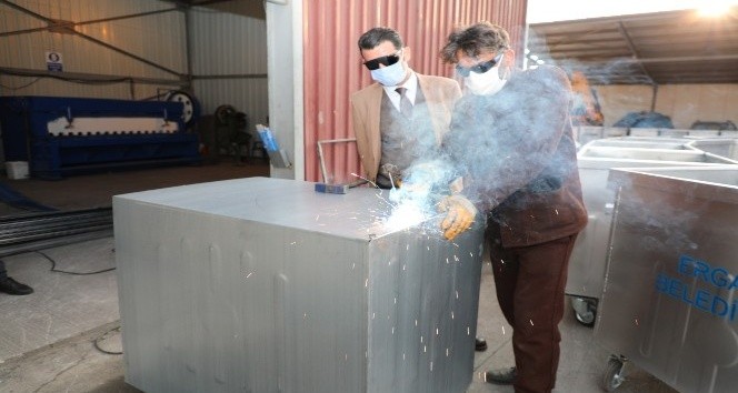 YENİŞEHİR BELEDİYESİ ÇÖP KONTEYNERLERİNİ ÜRETİP YENİLİYOR