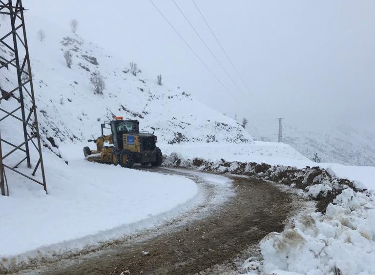 Karla kaplı 7 ilçenin yolları temizleniyor