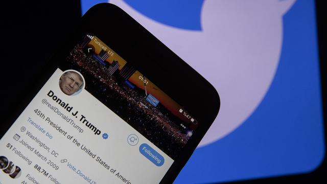 Twitter Donald Trump’ın hesabını askıya aldı