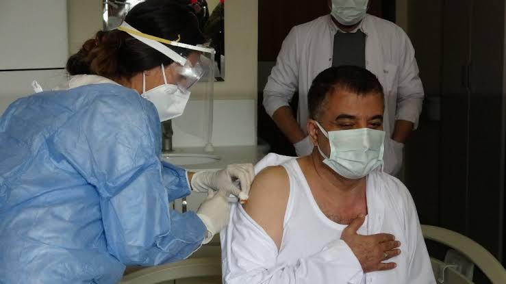 Van’da İl Sağlık Müdürü ve sağlık çalışanları aşı oldu