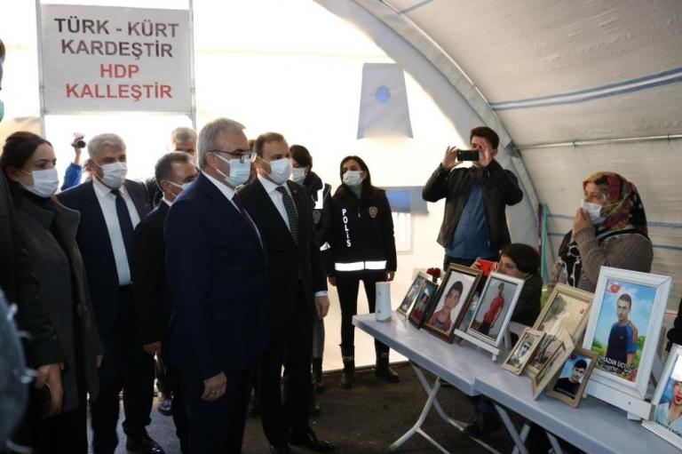 Karaloğlu ile TMSF Başkanı evlat nöbetindeki ailelere ziyaret