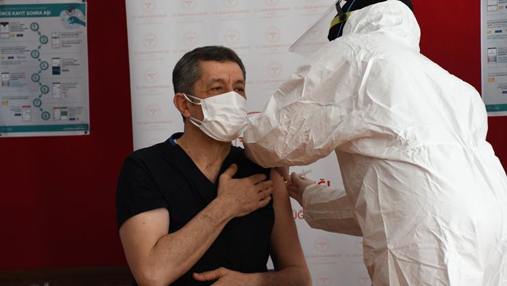 Öğretmenlere aşılama başladı
