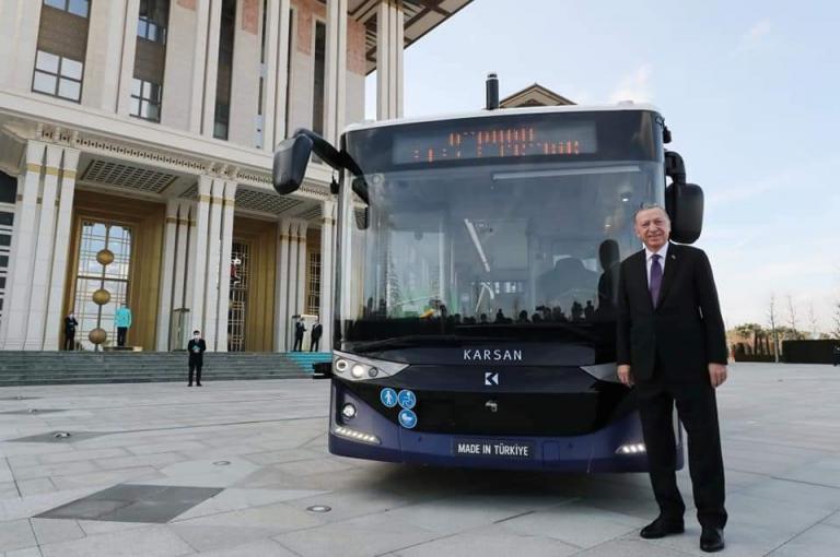 Cumhurbaşkanı elektrikli sürücüsüz otobüsü test etti