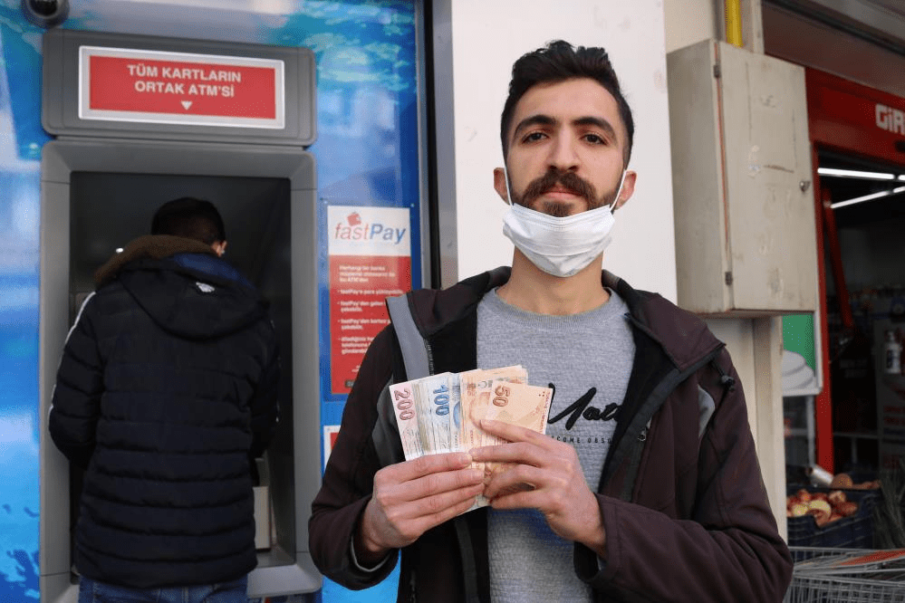 Diyarbakır’da bir genç ATM’de bulduğu parayı banka’ya teslim etti