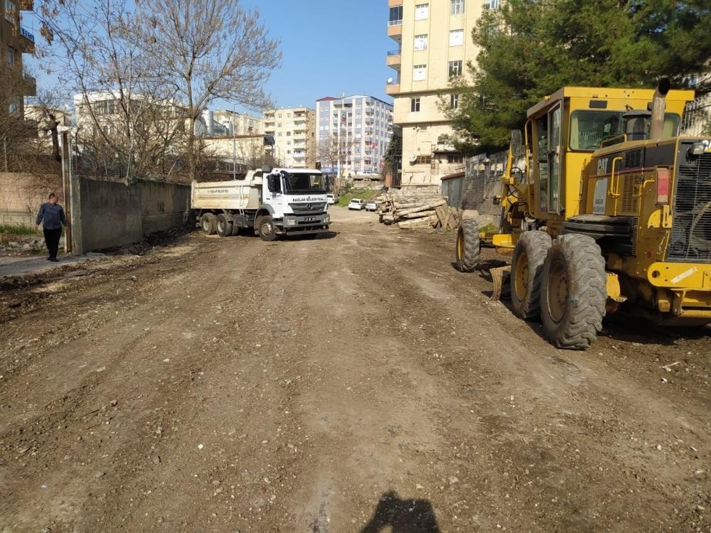 Bağlar Belediyesi yeni yollar yapıyor