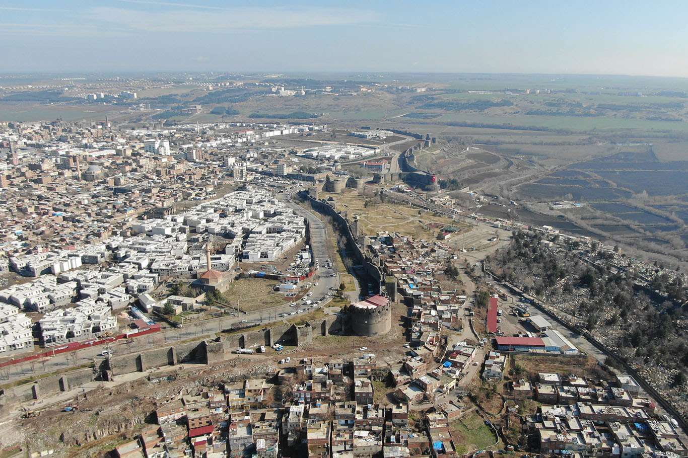 Sur’da toprağa gömülü ceset bulundu