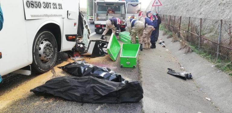 Yolcu otobüsü kaza yaptı: 3 ölü, 30 yaralı