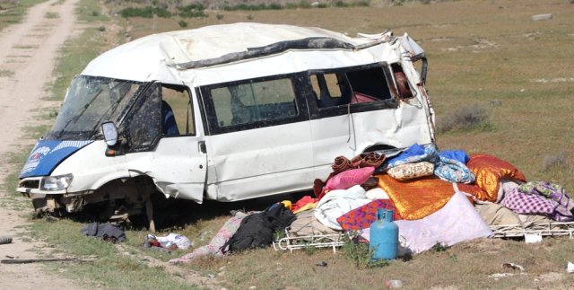 işçileri taşıyan minibüs devrildi: 13 yaralı