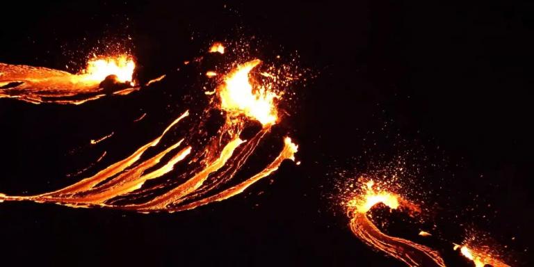 İzlanda’da Yanardağ 6 bin yıl sonra faaliyete geçti