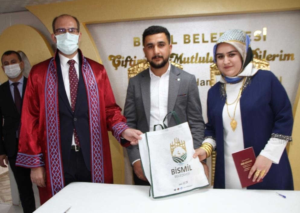 Kaymakam Türkmen, genç çiftin nikahını kıydı