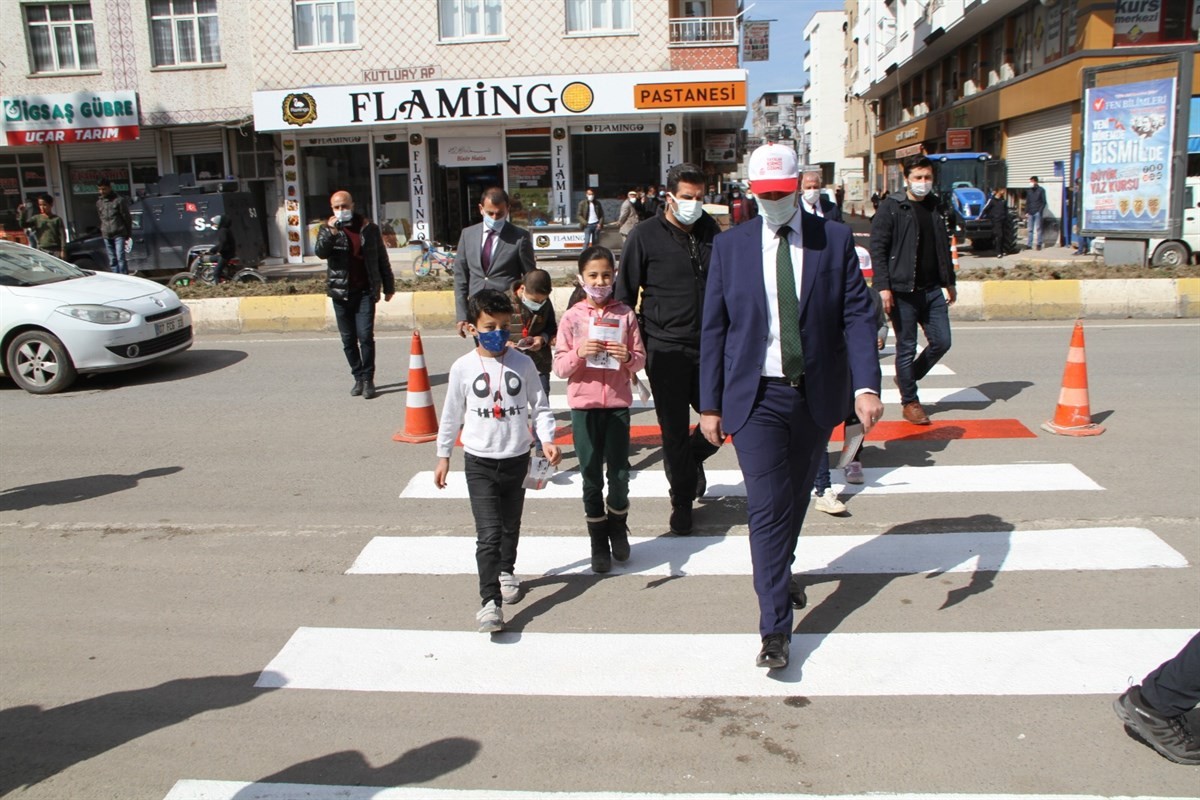 Başkan Türkmen, Farkındalık İçin Öğrencilerle Kırmızı Çizgi Çizdi