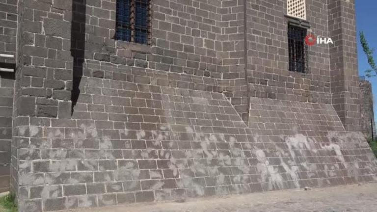 Diyarbakır da tarihi caminin dokusuna zarar verildi