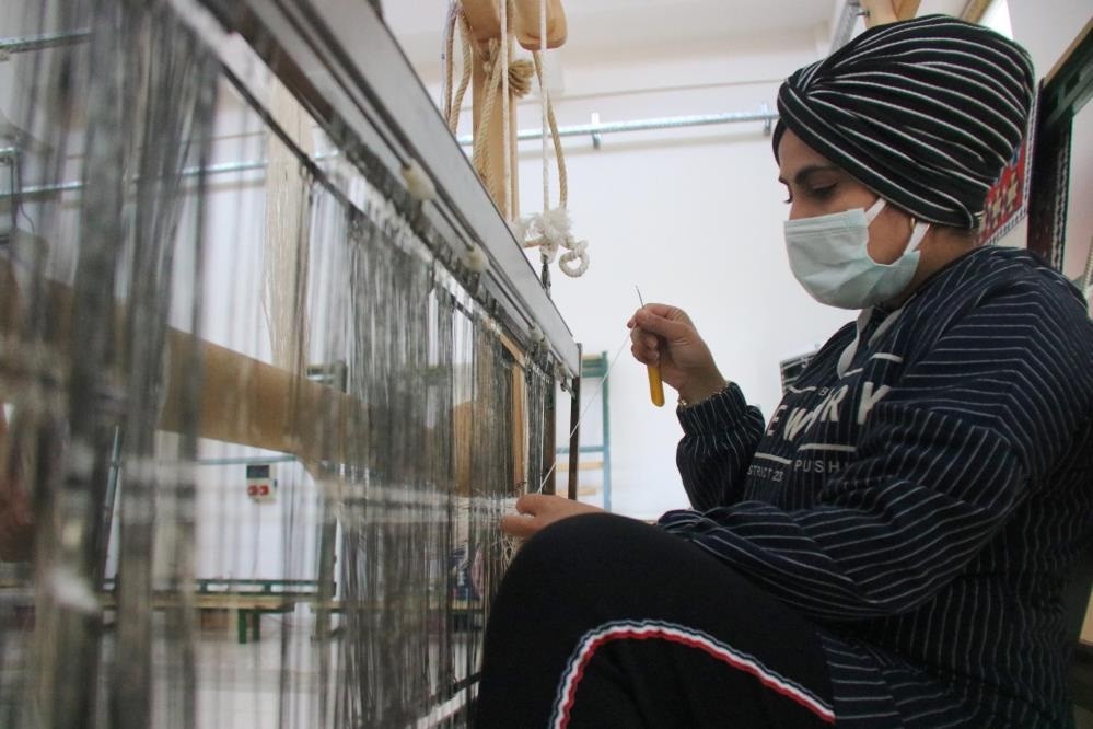 Diyarbakır’lı kadınlar ipekten şal üretiyor