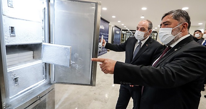 Varank, 140 bin doz aşıyı saklayabilen buzdolabının üretildiği fabrikayı inceledi