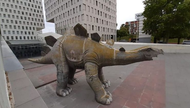 Kayıp adamın cesedi dinozor heykelinin içinden çıktı