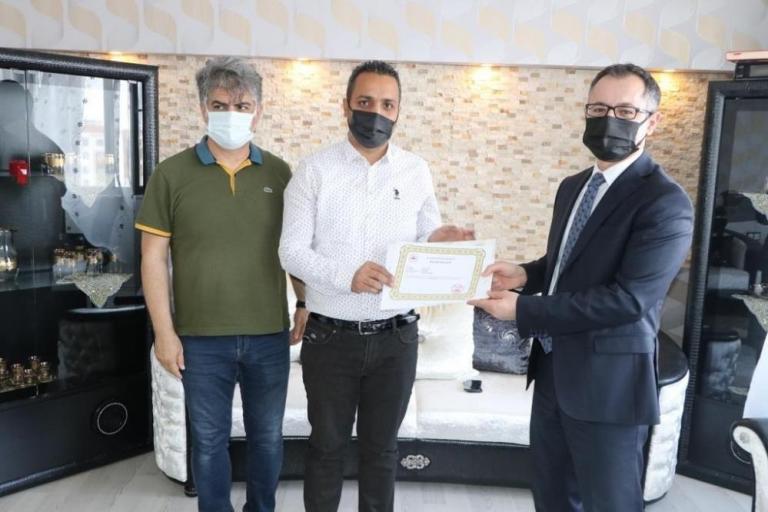 Kaymakamı Koç, sağlık çalışanını evinde ziyaret etti