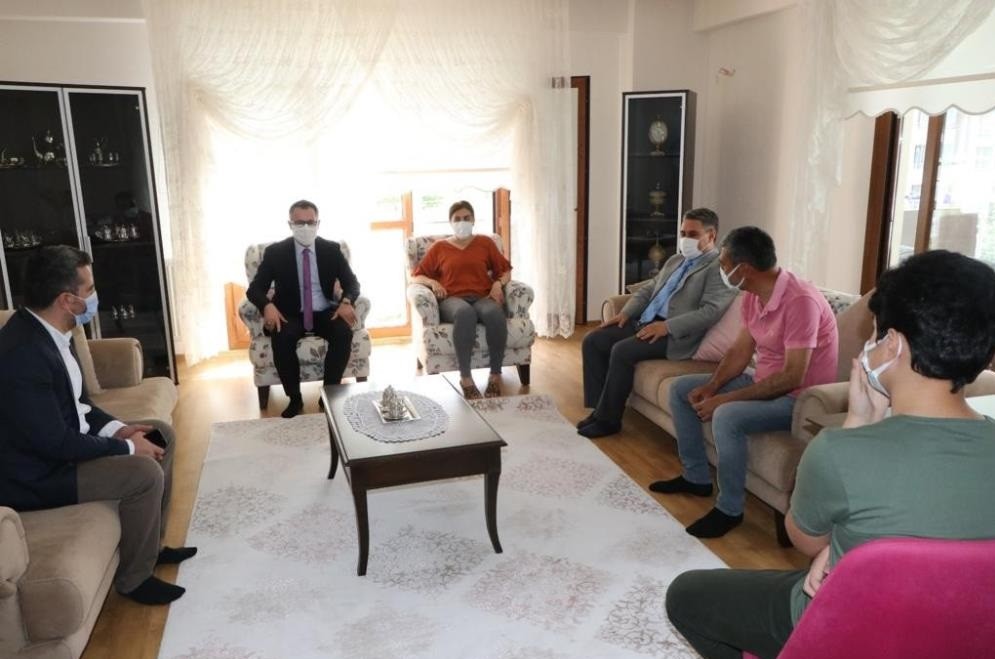 Kaymakam Koç’tan başarılı öğretmene sürpriz ziyaret